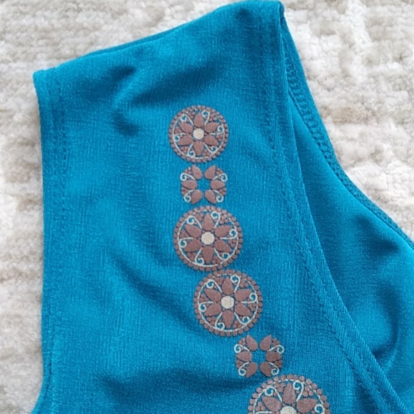 Eye Catching Green Tank Top w/ Tan Floral Accents - Picture 9 of 9